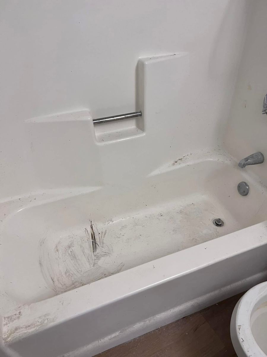 Bathroom tub before cleaning